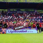 Los jugadores de Atlético FC celebran el ascenso.