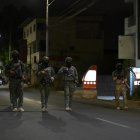 Militares recorren una zona de Manta durante el horario de toque de queda en septiembre pasado.