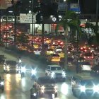 Extensas filas de vehículos se evidenciaron en la avenida Pedro Menéndez Gilbert, en el norte de Guayaquil, entre la tarde y noche de este jueves 15 de octubre.