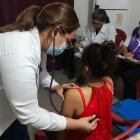 El Ministerio de Salud observa a los familiares del paciente con tuberculosis.