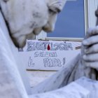 Una pancarta con el mensaje «Hematología saluda al Papa» cuelga de una de las ventanas del Hospital Universitario Agostino Gemelli, donde se encuentra ingresado el papa León XIV, en Roma (Italia).