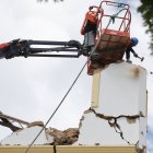 Una persona trabaja en la demolición de las torres de la Catedral San Juan Bautista, afectada por el pasado terremoto de magnitud 7,7, este jueves en Penonomé (Panamá).