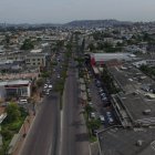 Ciudadanos cuestionan la pérdida de vegetación en Urdesa y en sí en Guayaquil, donde urge la necesidad de árboles para que proporcionen sombra y ayuden a mitigar el calor.
