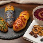 La colada morada y las guaguas de pan mantienen viva una tradición ecuatoriana