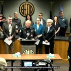 Captura de una transmisión del gobierno de la Ciudad de Bend del jefe de policía de la ciudad Mike Krantz en una rueda de prensa donde confirmó que tres niños y una maestra murieron en un tiroteo.
