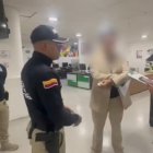 El momento en el que el ciudadano extranjero es detenido en el aeropuerto de Bogotá.