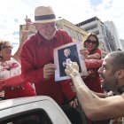 El presidente de Brasil y candidato a la reelección, Luiz Inácio Lula da Silva, saluda a sus seguidores durante un acto de campaña en Juiz de Fora, en el estado de Minas Gerais (Brasil).