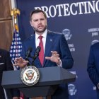 JD Vance, vicepresidente de Estados Unidos (c).
