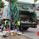 Personal de Urvaseo recoge desechos en el sector de Los Esteros, en el sur de Guayaquil.