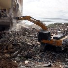 Fotografía que muestra una retroexcavadora durante el proceso de demolición de edificios afectados por el terremoto en Cali.