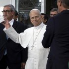 El papa León XIV salió del Policlínico Gemelli de Roma este sábado 17 de octubre, tras recibir el alta hospitalaria.