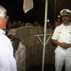 Un oficial de la Armada del Ecuador explica a los familaires de las labores de búsqueda de los pescadores desaparecidos