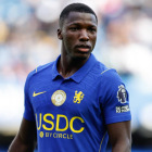 Moisés Caicedo durante un partido con el Chelsea.