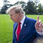 Donald Trump desató críticas entre republicanos y demócratas tras su decisión de eximir temporalmente a Rusia de varias sanciones económicas y comerciales.