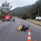 En la avenida Simón Bolívar, cerca del camposanto Monte Olivo, un automóvil chocó contra una motocicleta.