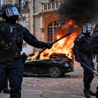 Agentes antidisturbios intervienen durante las protestas contra el encarecimiento de la vida en Francia, que dejaron incendios y saqueos.