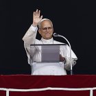 Papa León XIV reaparece en el ángelus del Vaticano tras recibir el alta hospitalaria por una operación en el pulmón derecho.