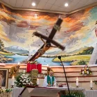 El accidente quedó registrado durante una transmisión religiosa. Los presentes intentaron auxiliar al sacerdote tras la caída de la cruz.