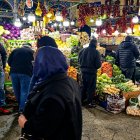 Varias personas acuden de compras al Bazar de Tajrish en el norte de Teherán.