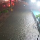 Las fuertes lluvias de la madrugada de este lunes 19 de octubre dejaron calles inundadas en distintos sectores de Guayaquil.