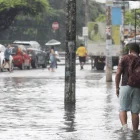 Desde aproximadamente las 03:00 de este lunes comenzaron a circular reportes ciudadanos sobre calles anegadas en diferentes sectores de Guayaquil.