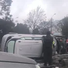 Un vehículo se impactó contra el muro central del intercambiador de la avenida Simón Bolívar,