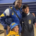 El delantero le regaló un gorro de Boca Juniors y una camiseta autografiada.