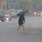 Paraguas en mano, un ciudadano camina bajo la intensa lluvia que sorprendió a Guayaquil este lunes 19 de octubre y complicó las actividades cotidianas en distintos sectores de la ciudad.