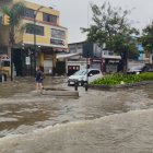 El agua se apoderó de varios tramos de las calles de Guayaquil, dejando una postal que vuelve a repetirse cuando las precipitaciones ganan intensidad.