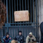 PARIS (Fran







































Manifestantes bloquean una entrada al Museo del Louvre para expresar su «apoyo» al movimiento de estudiantes de secundaria en París, Francia, el 19 de octubre de 2026, dos días después de que tuvieran lugar manifestaciones y disturbios en el marco de las protestas a escala nacional por el costo de la vida.