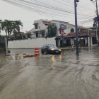 Un vehículo intentaba circular por un tramo inundado de la avenida Víctor Emilio Estrada, la mañana de este lunes 19 de octubre.