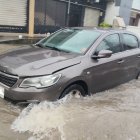 Un vehículo intentaba circular por un tramo inundado de la avenida Víctor Emilio Estrada, la mañana de este lunes 19 de octubre