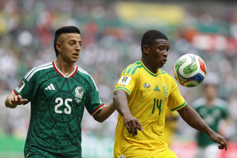 Roberto Alvarado (i) de México disputa un balón con Mbekezeli Mbokazi de Sudáfrica en el grupo A del Mundial.