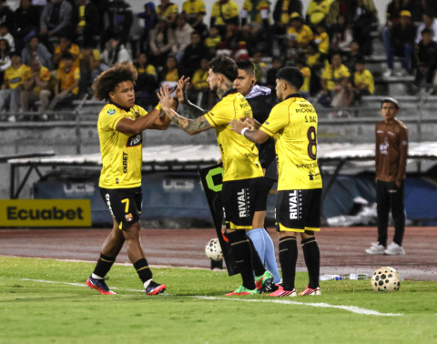 Barcelona SC busca la clasificación ante Liga de Portoviejo.
