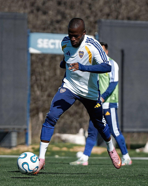 Enner Valencia vistiendo la camiseta de Boca Juniors.