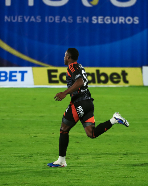 Stalin Valencia hizo el gol del Emelec en el empate 1-1 ante Católica.