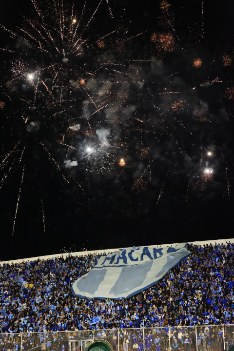 Aficionados de Macará animan en un partido de la fase de grupos de la Copa Sudamericana ante América de Cali en el estadio Bellavista en Ambato.