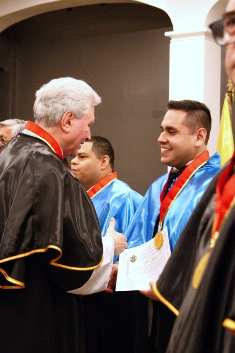 El gestor cultural Yuber Segarra luego de ser investido con el doctorado Honoris Causa.