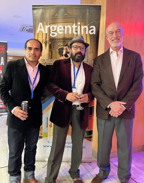 El embajador de la República de Argentina en Ecuador, Eduardo Acevedo Díaz (derecha), durante la Fiesta del Malbec 2025 (segunda edición), acompañado de los productores del evento.