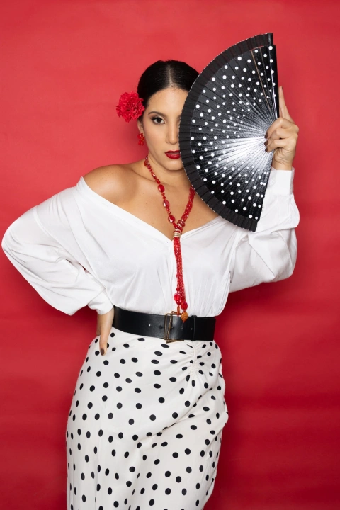 Los lunares, uno de sus estampados favoritos, también reflejan esa esencia española que la acompaña incluso fuera del escenario.