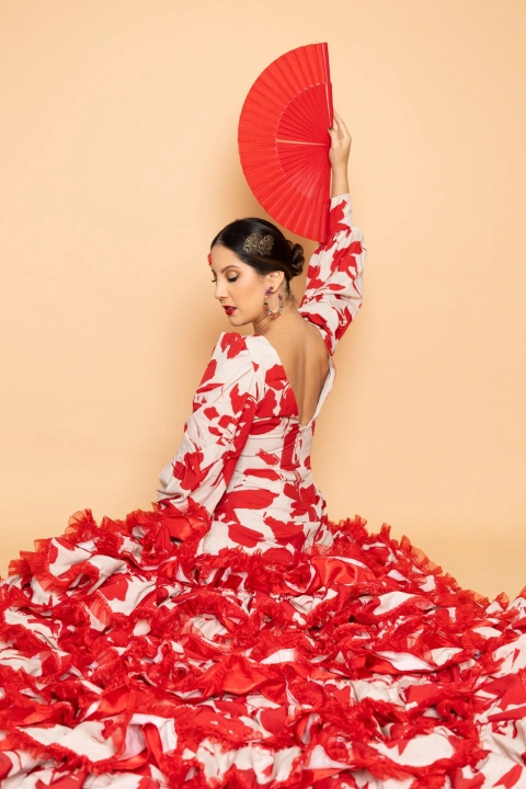 Abanicos, flores y volantes forman parte de una identidad artística que ha construido con constancia y profundo amor por este arte.