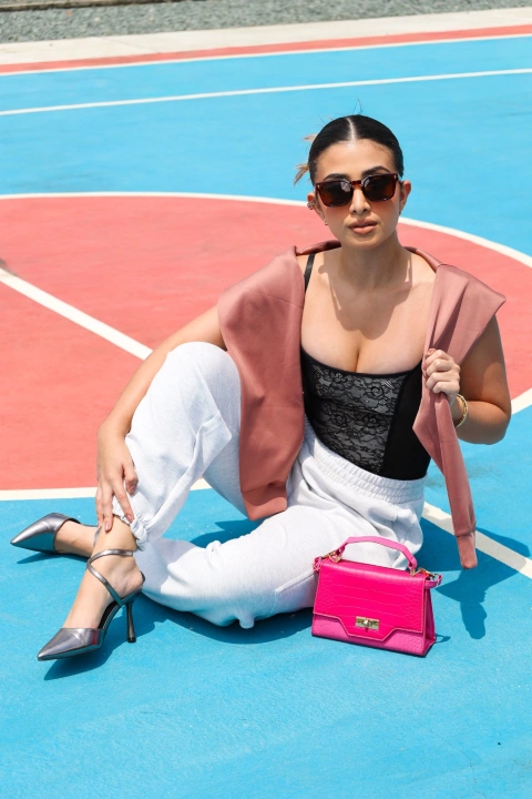 El equilibrio visual es clave. Si todas las prendas son oversized o, por el contrario, demasiado ajustadas, el resultado puede perder sofisticación.