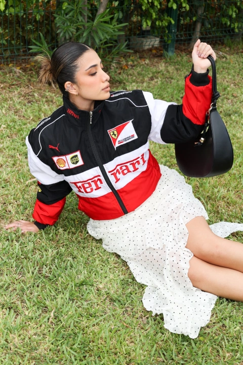 Fashionistas como Zendaya, Rihanna, Rosalia, Kendall Jenner y Miley Cyrus han demostrado que los códigos deportivos pueden verse sofisticados y modernos cuando se combinan con intención.