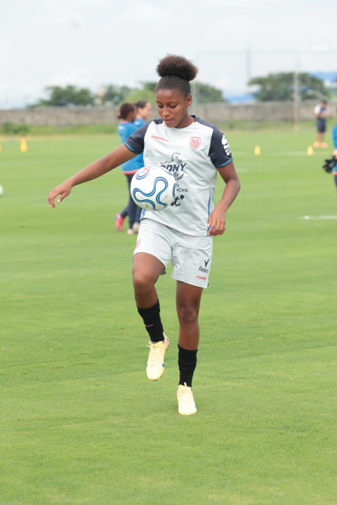 Rihanna Quiñónez jugadora de Universidad Católica destaca por su velocidad y definición en el Sudamericano Sub-17.