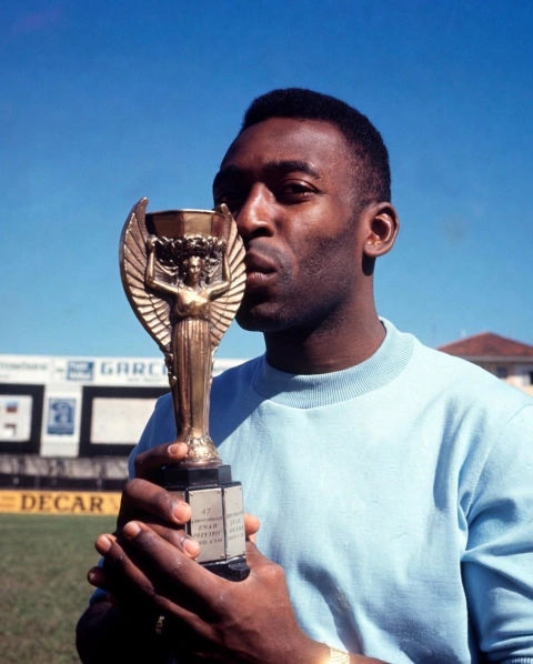 Pelé es el único jugador que ha conquistado tres Copas del Mundo (1958, 1962 y 1970).
