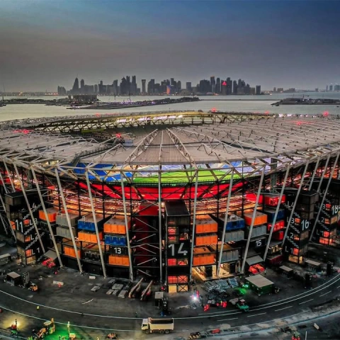 El famoso estadio 974 en Doha, hecho de contenedores.