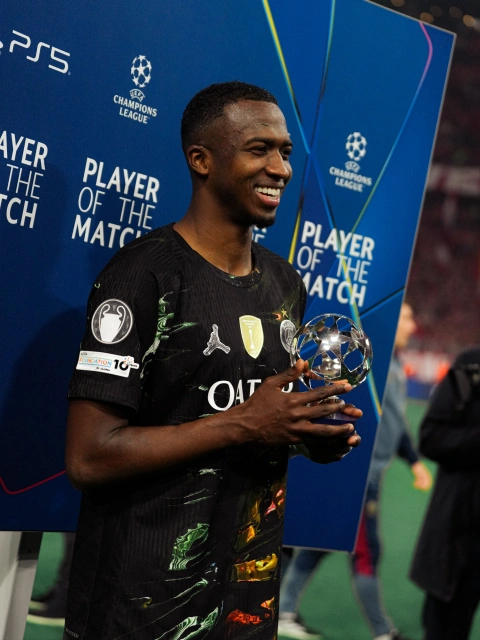 Willian Pacho y su premio al mejor del partido entregado por UEFA.