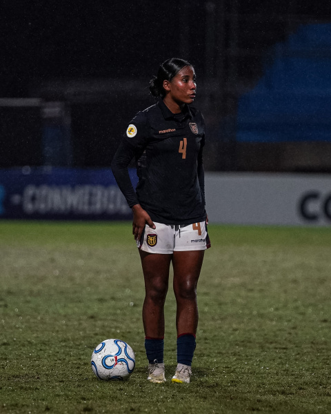 La número 4 de la Tri, Fernanda Silva, pieza clave en la zaga ecuatoriana del Sudamericano.