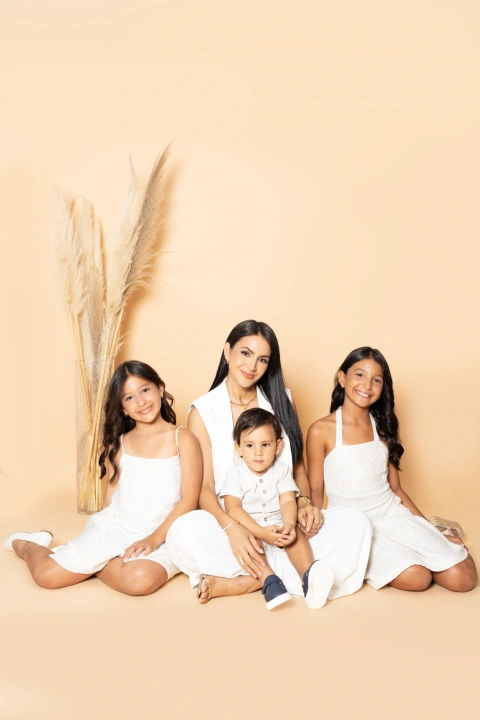Entre clases, clientas, familia y emprendimiento, Alejandra Torres representa a una generación de mujeres que construyen su camino con amor, disciplina y propósito.