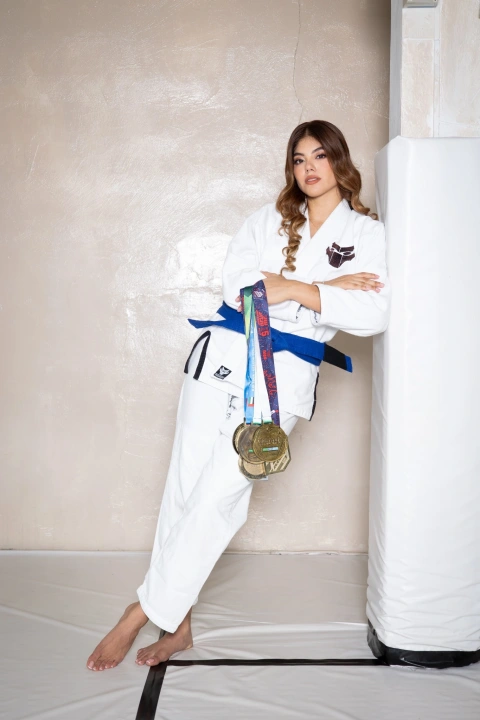 Su historia rompe estereotipos: puede amar la moda, verse dulce y, al mismo tiempo, ser una competidora fuerte sobre el tatami.